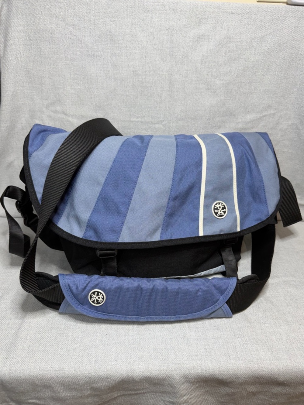 Vintage Crumpler The Barney Rustle Blanket Messenger Bag - Unisex